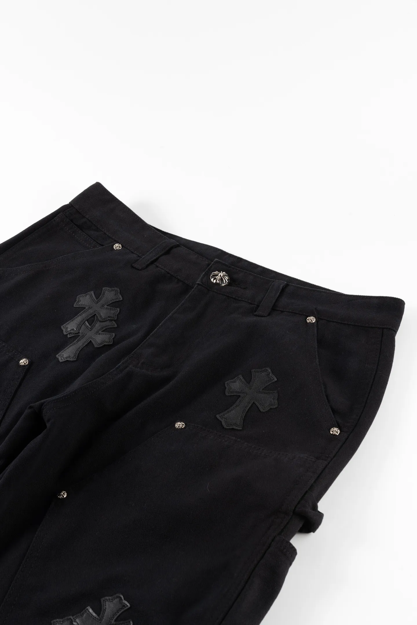 P250 Chrome Hearts Matty Boy Sex Records Patchwork leather workwear high street jeans It is well known that chromehearts jeans use vintage Levis jeans as the base for their creations. They usually add their own unique silver buckles and silver ornaments, plus patchwork embellishments. This is what doubles the value of these vintage jeans. Because the base is vintage jeans, the jeans themselves have become very soft and comfortable after years of baptism. This can be distinguished from ordinary jeans. Regarding the size, you should also refer to the pants data. Style number: 1637# Color: black Size: 28 30 32 34 36